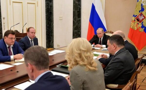 Путин поручил освободить от налогообложения программы «Земский доктор» и «Земский учитель»