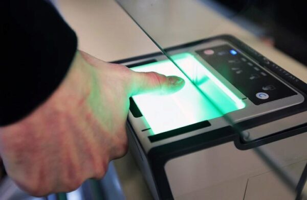 Россиян могут обязать сдавать биометрические данные в МФЦ