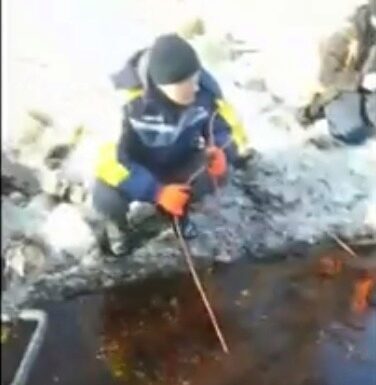 Спасатели ХМАО извлекли из озера тело водителя экскаватора, провалившегося под лед