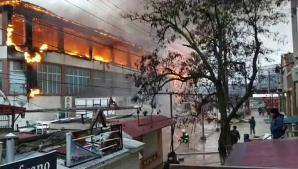 В дагестанском Кизляре сгорели два торговых центра