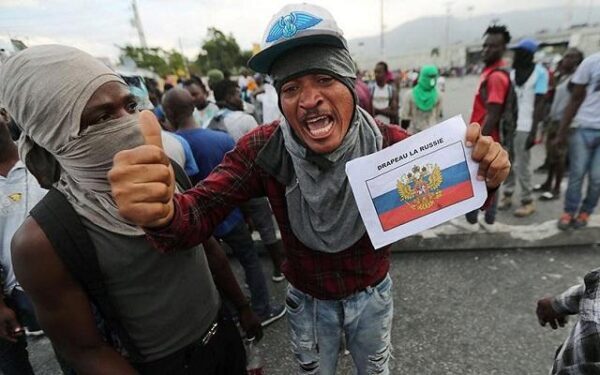 В Гаити протестующие призвали на помощь РФ и сожгли американский флаг