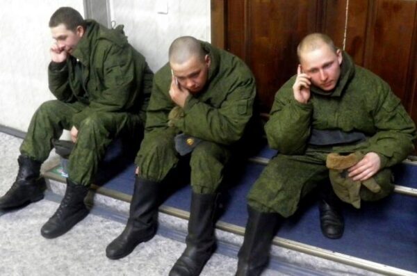 В Госдуме рассказали, какими телефонами можно будет пользоваться российским военным и призывникам