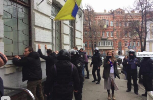В Киеве группа людей пыталась взять штурмом полицейский участок