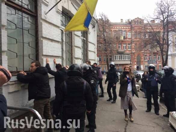 В Киеве полиция отпустила боевиков, штурмовавших райотдел