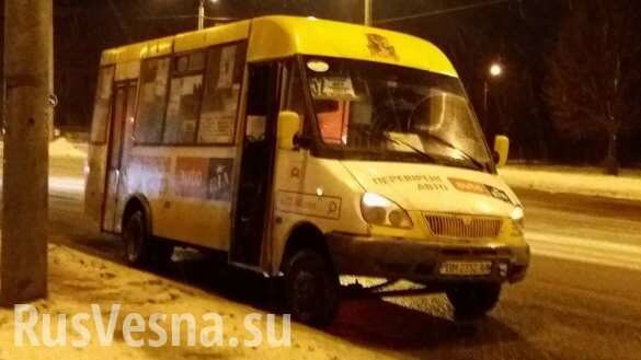 В Киеве водители на ходу ремонтируют маршрутки кирпичами (ВИДЕО)