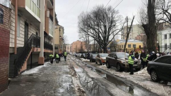 В Санкт-Петербурге депутаты вышли на уборку снега