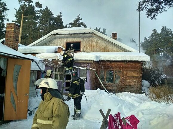В Березовском сгорела квартира в деревянном доме