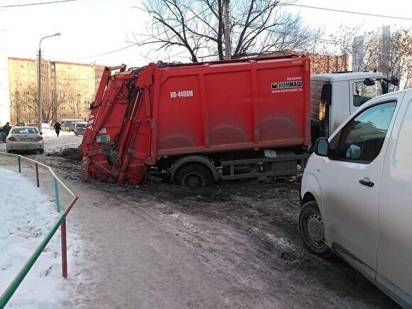 В Челябинске возле стадиона «Лидер» мусоровоз провалился в яму
