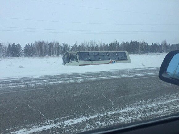 В Челябинской области снежный сугроб спас автобус от опрокидывания