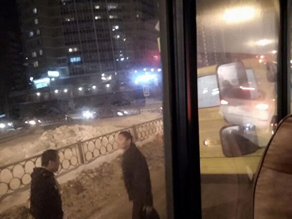 В Екатеринбурге водители двух маршруток подрались прямо на проезжей части