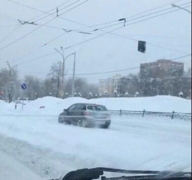 В Екатеринбурге в сугробе на трамвайных путях застрял автомобиль