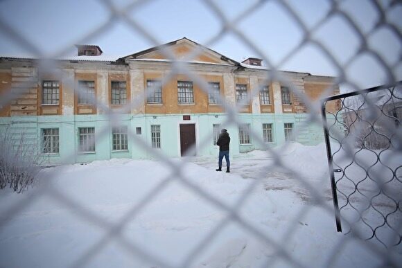 В Екатеринбурге за день до зачисления в школы пересмотрели очередь: родители в панике