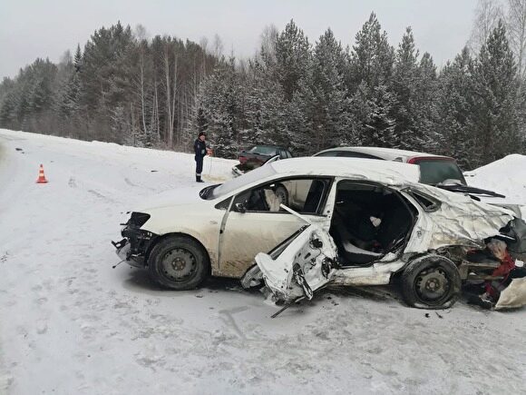 В массовой аварии под Екатеринбургом погибла женщина, двое пострадали