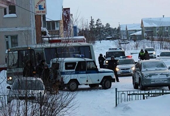 В Муравленко задержан водитель джипа, который протаранил ворота полиции