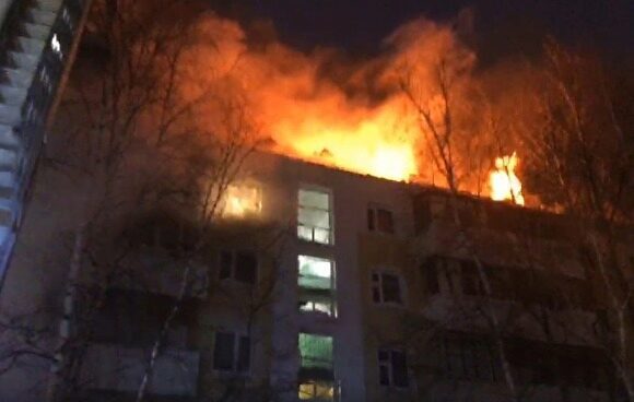 В Нижневартовске спасли горящий многоквартирный дом