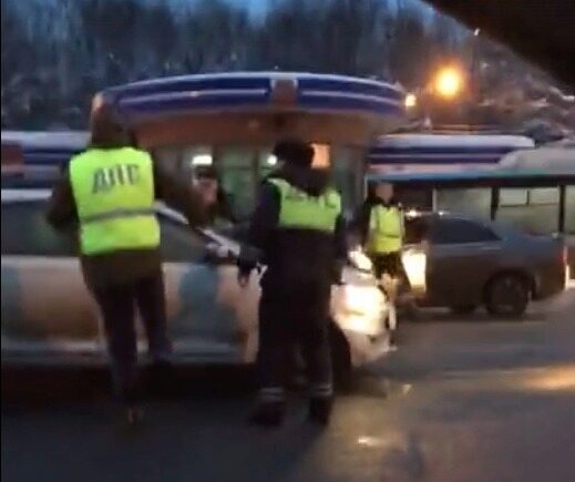 Во Владимире сотрудники ДПС выстроили щит из чужих машин, чтобы остановить нарушителя