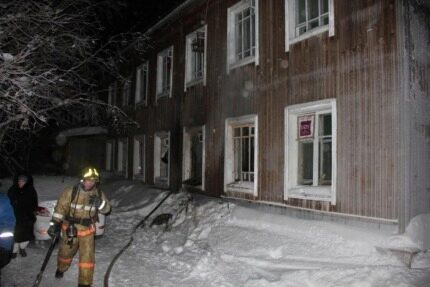 В Салехарде из-за пожара эвакуировали жителей общежития