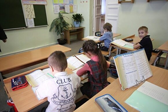 В школах Екатеринбурга под первые классы могут отдать актовые залы и даже медкабинеты