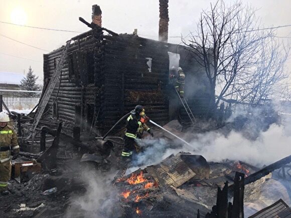 В Сысерти загорелся двухэтажный барак. Из огня спаслись пять человек