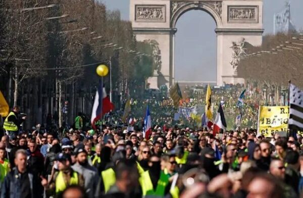 "Желтые жилеты" снова вышли на улицы Парижа