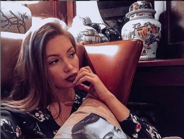 Звезда «Дом-2» Евгения Феофилактова опубликовала в Instagram фото с сигаретой