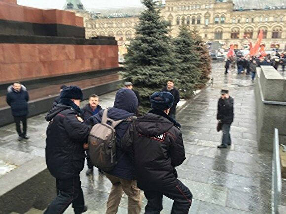 Активистов «Декоммунизации», кинувших гвоздики в памятник Сталину, оштрафовали на ?500