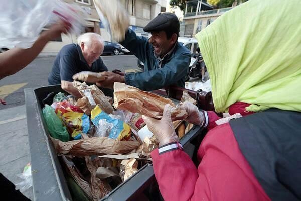 Челябинские пенсионеры роются в мусорках у магазинов в поисках просрочки