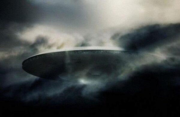 Инопланетяне прибыли с визитом: гигантский серый НЛО напугал местных жителей
