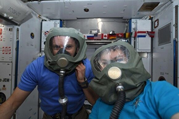 Источник: после стыковки МКС и Dragon-2 экипаж почувствовал запах спирта