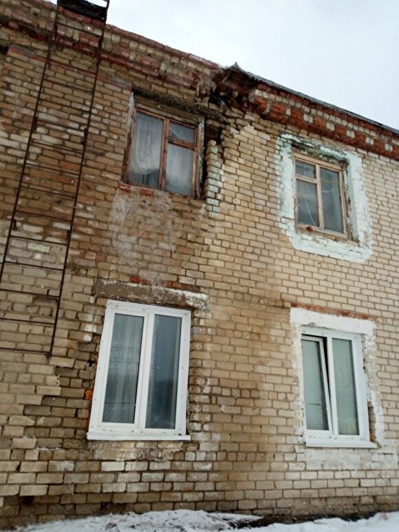 На Урале начал рушиться дом, жители которого снимали видеообращение к губернатору