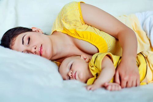 Продолжительность сна младенца связана с уровнем образования матери и пренатальной депрессией