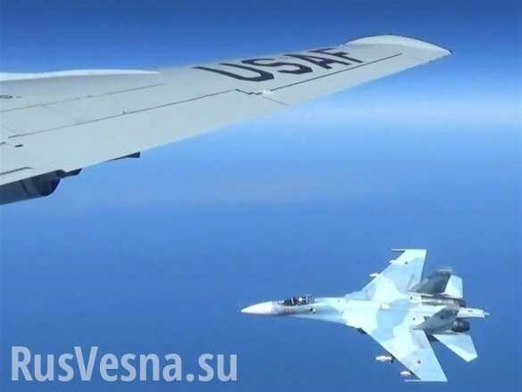 Русский «Удар во фланг»: Су-27 перехватил самолёт ВВС США у границ России (ВИДЕО)