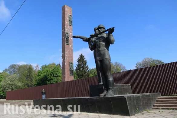 С третьей попытки: Во Львове снесли Монумент славы (ФОТО, ВИДЕО)