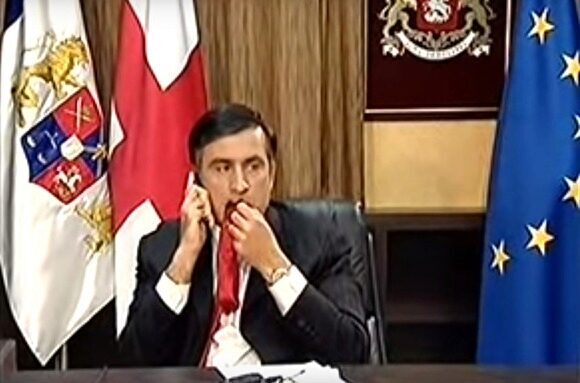 Саакашвили рассказал о привычке жевать галстук: «Это у меня с „Артека“»