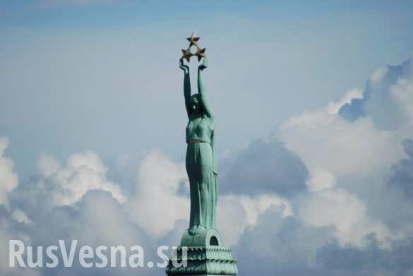 Символично: американские военные и британские туристы на спор мочатся на памятник Свободы Латвии