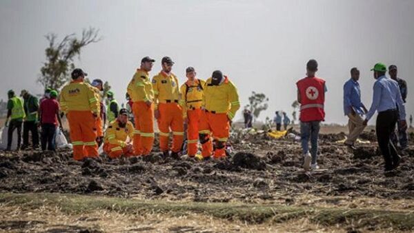 СМИ выяснили, о чем говорили диспетчер и пилот, рухнувшего в Эфиопии Боинга, перед крушением