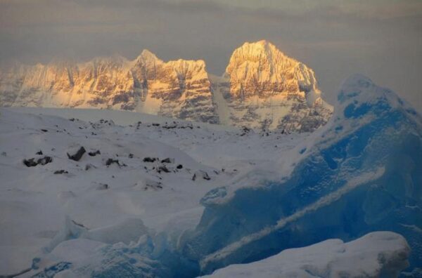 В Антарктиде найдена загадочная лестница, ведущая в тайный бункер инопланетян
