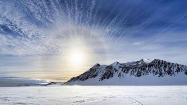В Антарктиде обнаружен таинственный прожектор, подающий сигналы инопланетянам