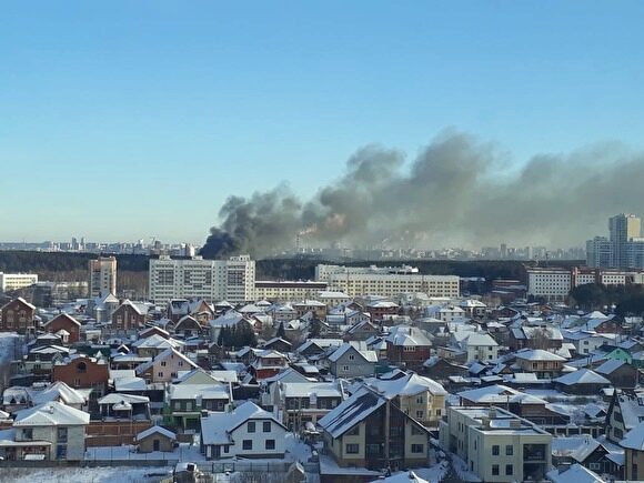 В Екатеринбурге – сильный пожар недалеко от «Меги». Дым видно за несколько километров