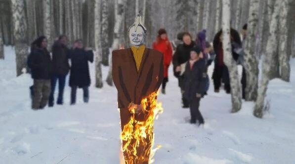 В Екатеринбурге защитники Березовой рощи сожгли на Масленицу чучело, напоминающее главу «Атомстройкомплекса»