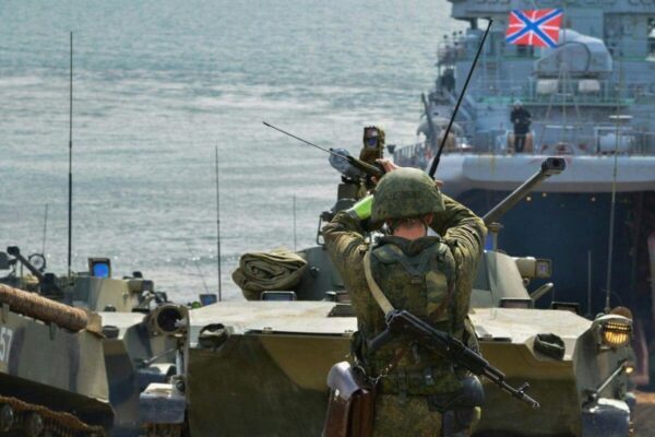 В Крыму российские десантники отрабатывают захват штабов условного противника
