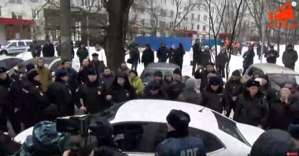 В Москве в ходе стихийного протеста жителей задержаны муниципальные депутаты