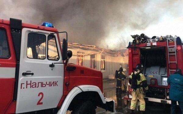 В Нальчике пожар на кондитерской фабрике захватил новые площади
