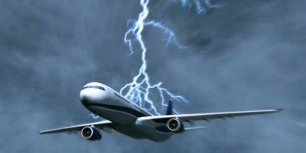 В Сочи в самолет при посадке ударила молния