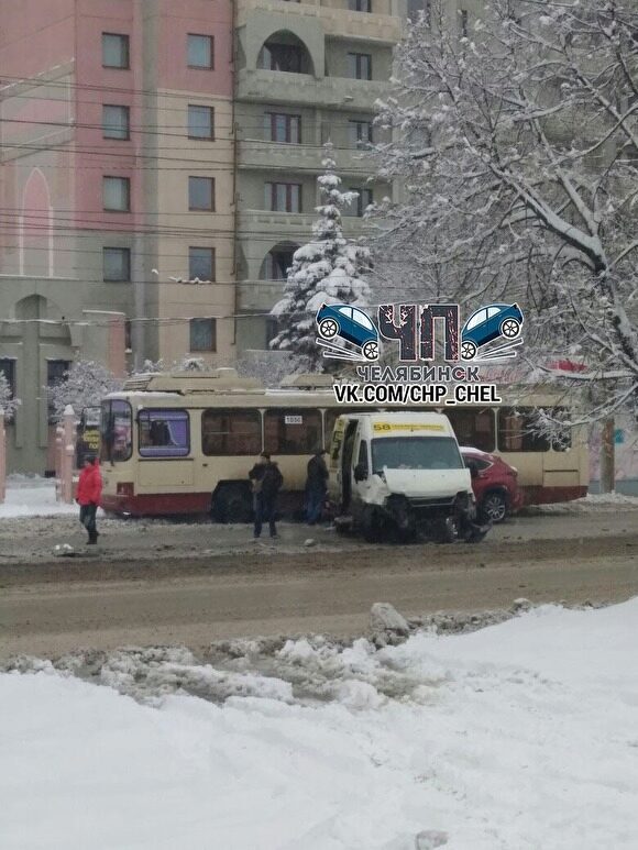 В Челябинске столкнулись маршрутка, троллейбус и несколько легковушек