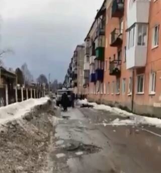 В Челябинской области женщину убила упавшая с крыши глыба льда
