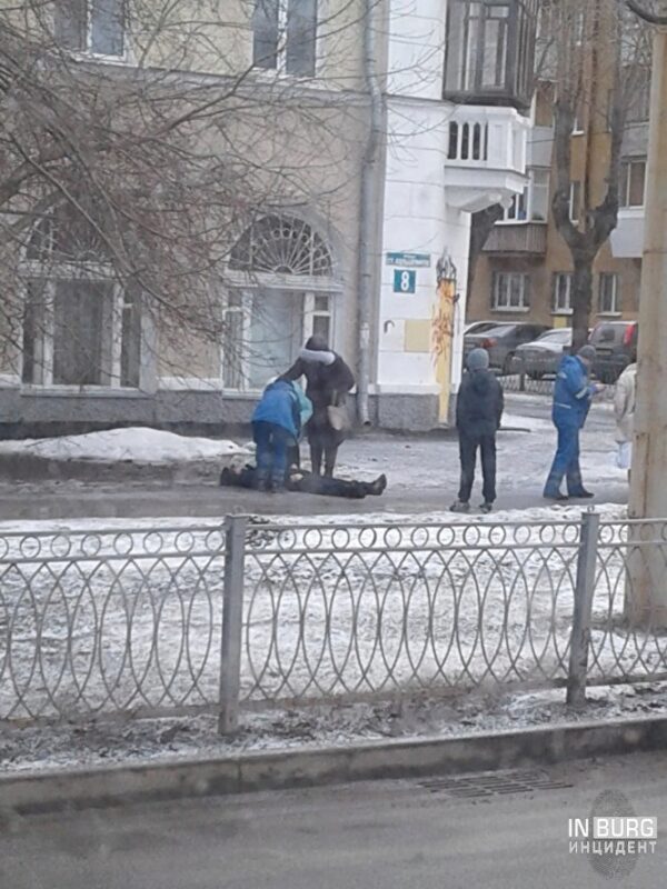 В Екатеринбурге через дорогу от морга лежит труп мужчины