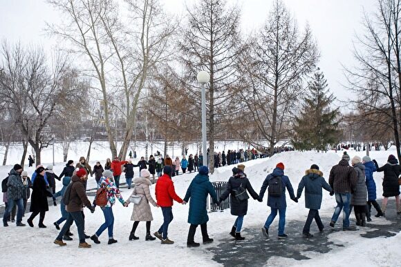 В Екатеринбурге на акцию в защиту сквера у Театра драмы пришли несколько сотен горожан