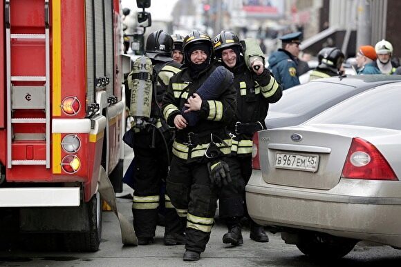 В Екатеринбурге ночью на улице Бебеля сгорел Mercedes-Benz. Полиция проводит проверку