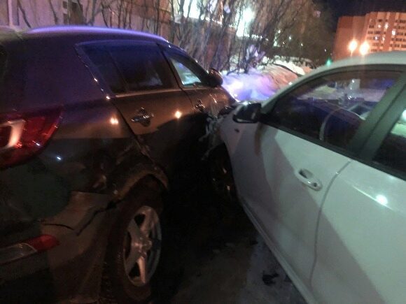 В Новом Уренгое неизвестный водитель, паркуясь, повредил четыре автомобиля